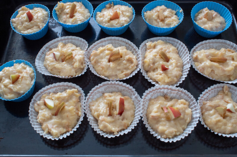 Фото приготовления рецепта: Сырные маффины с яблоком- шаг №10